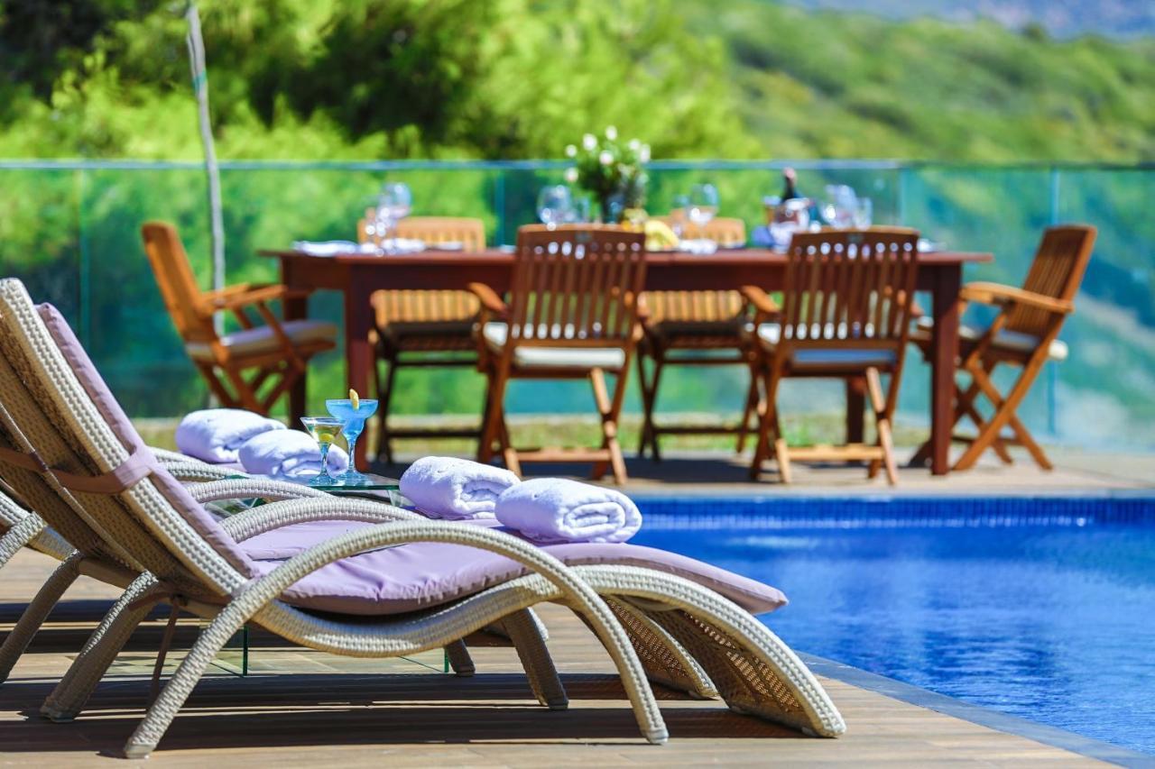 Pine Bay Holiday Resort Kusadası Exterior foto A poolside lounge chair