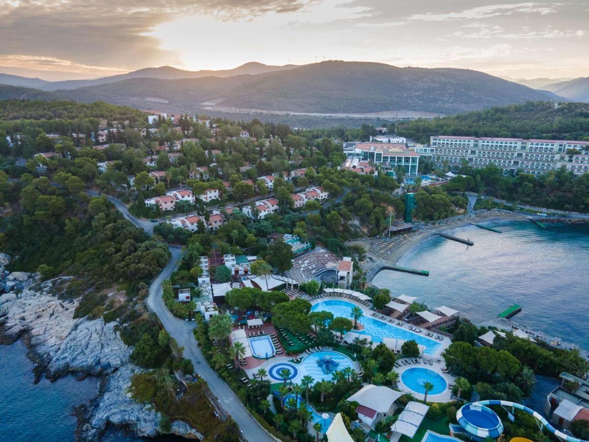 Pine Bay Holiday Resort Kusadası Exterior foto Aerial view of the resort