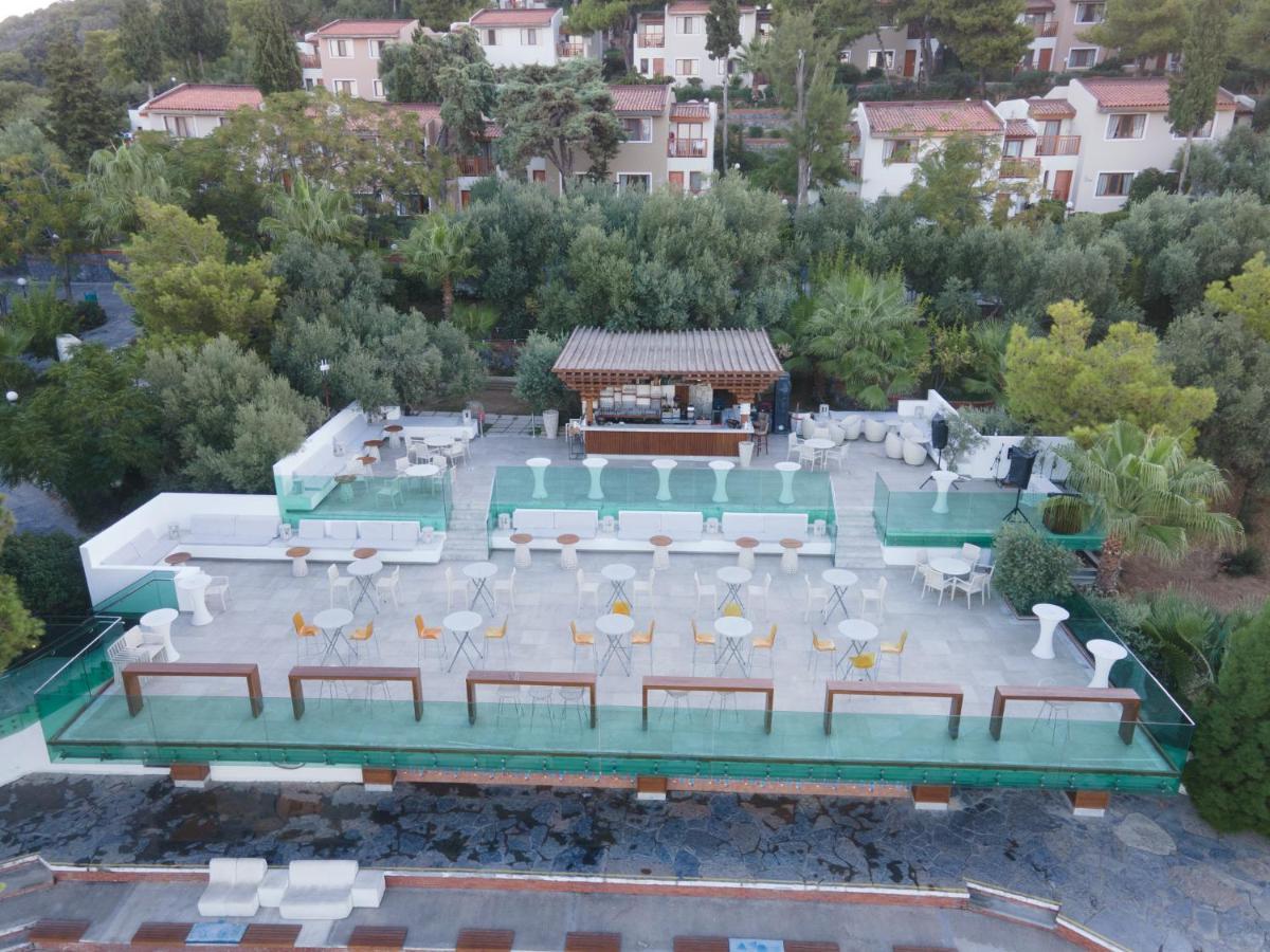 Pine Bay Holiday Resort Kusadası Exterior foto The bar at the top of the hotel