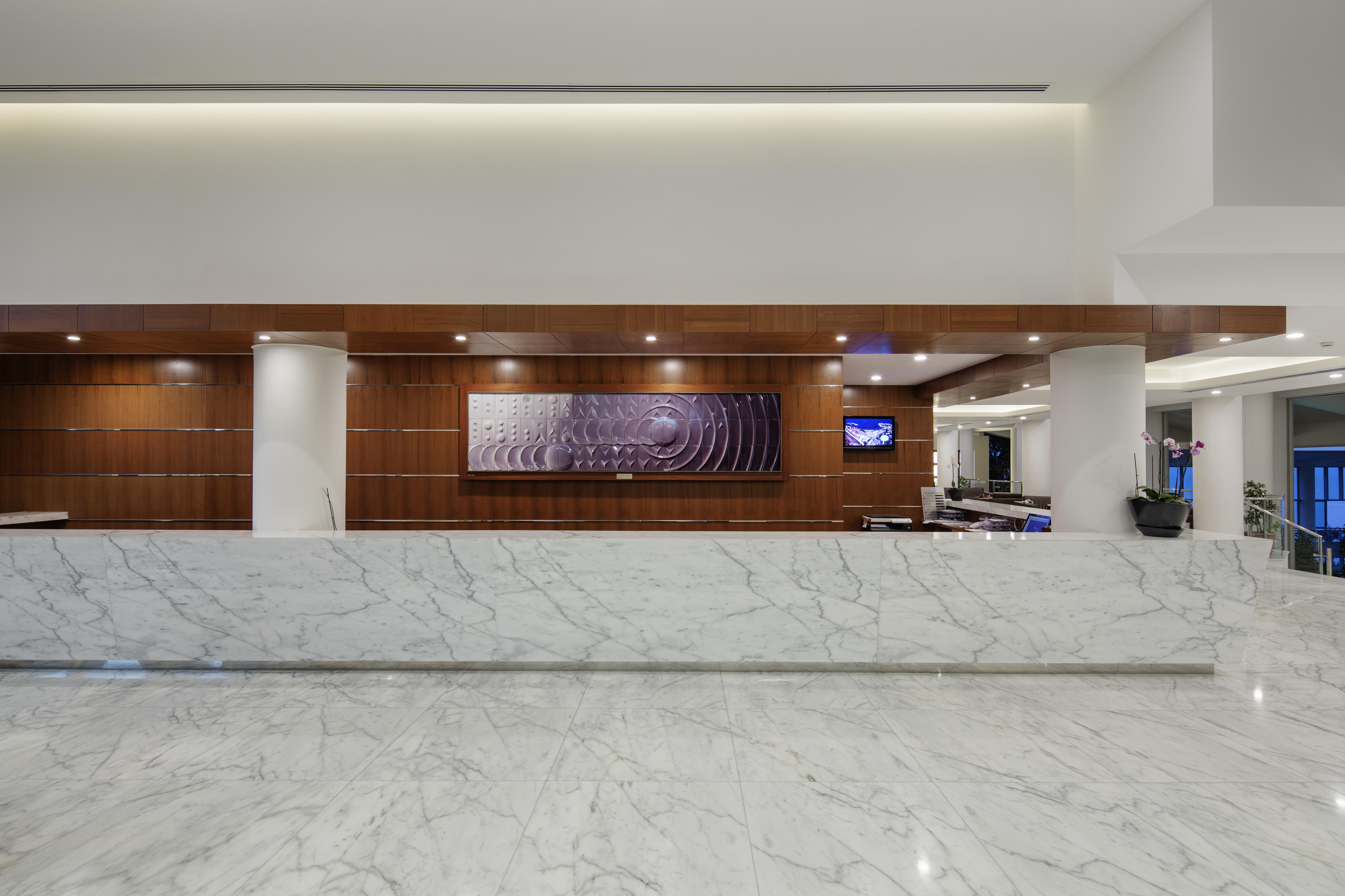 Pine Bay Holiday Resort Kusadası Exterior foto The lobby of the new terminal