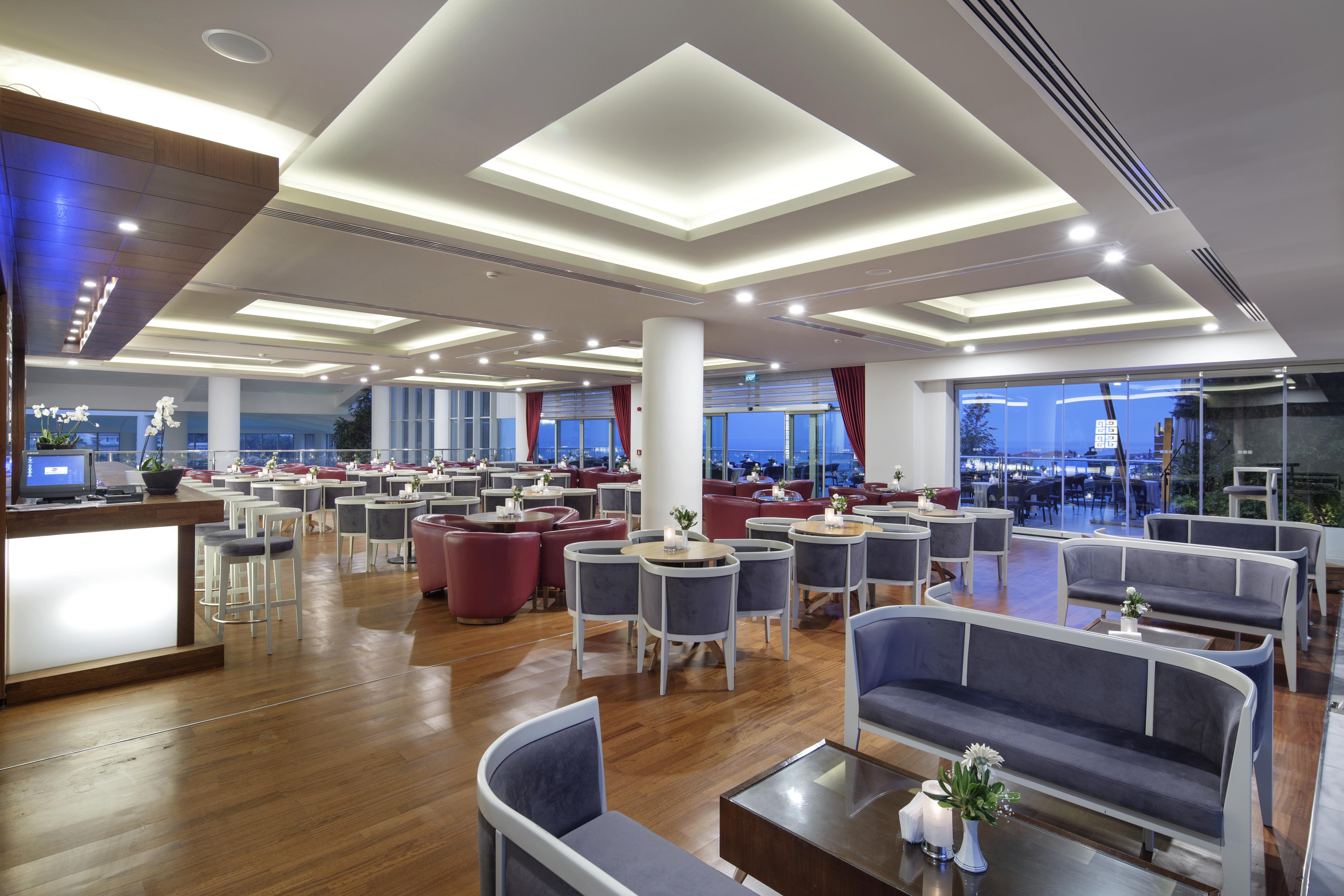 Pine Bay Holiday Resort Kusadası Exterior foto The lounge at the airport