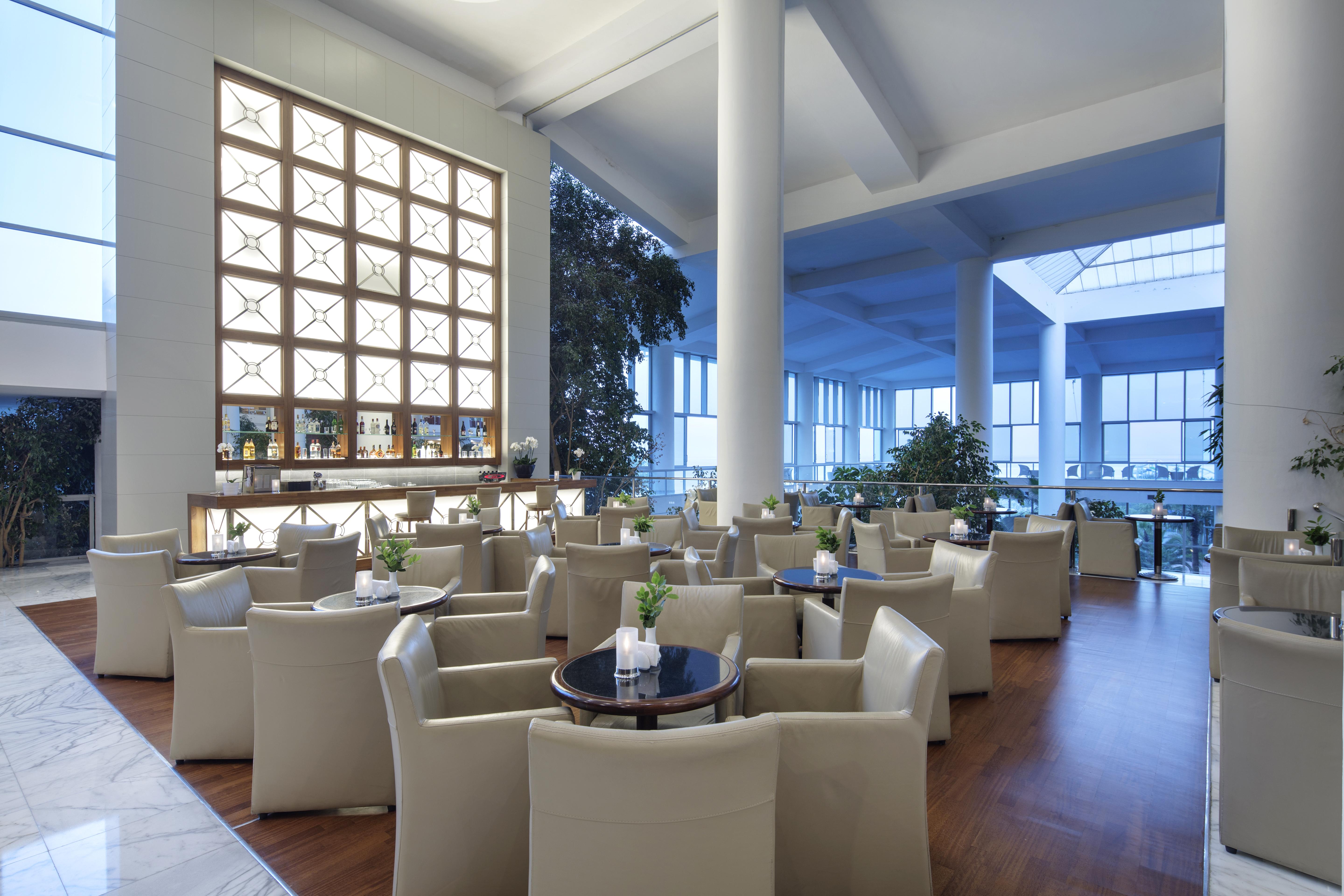Pine Bay Holiday Resort Kusadası Exterior foto The lounge at the airport