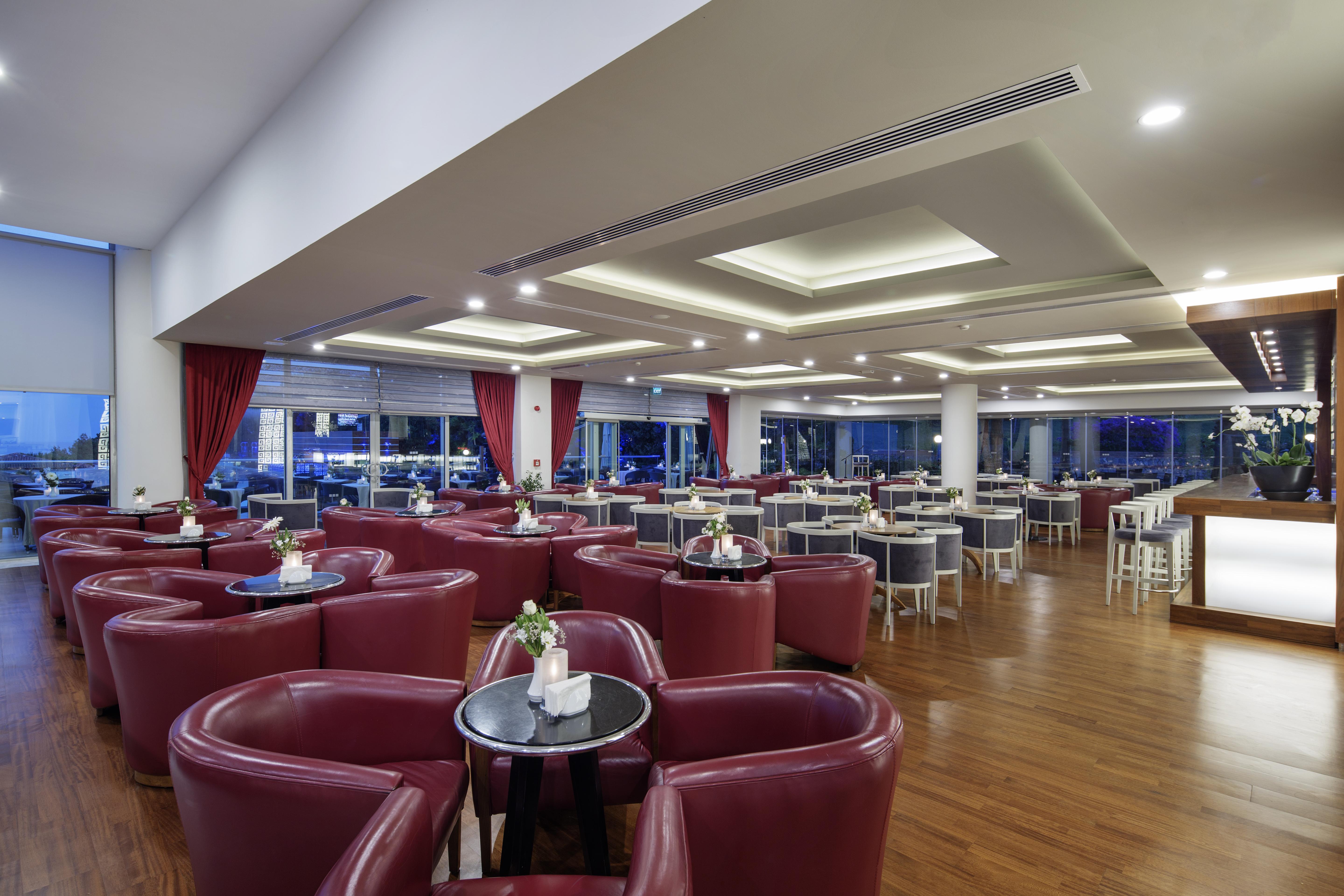 Pine Bay Holiday Resort Kusadası Exterior foto The lounge at the airport