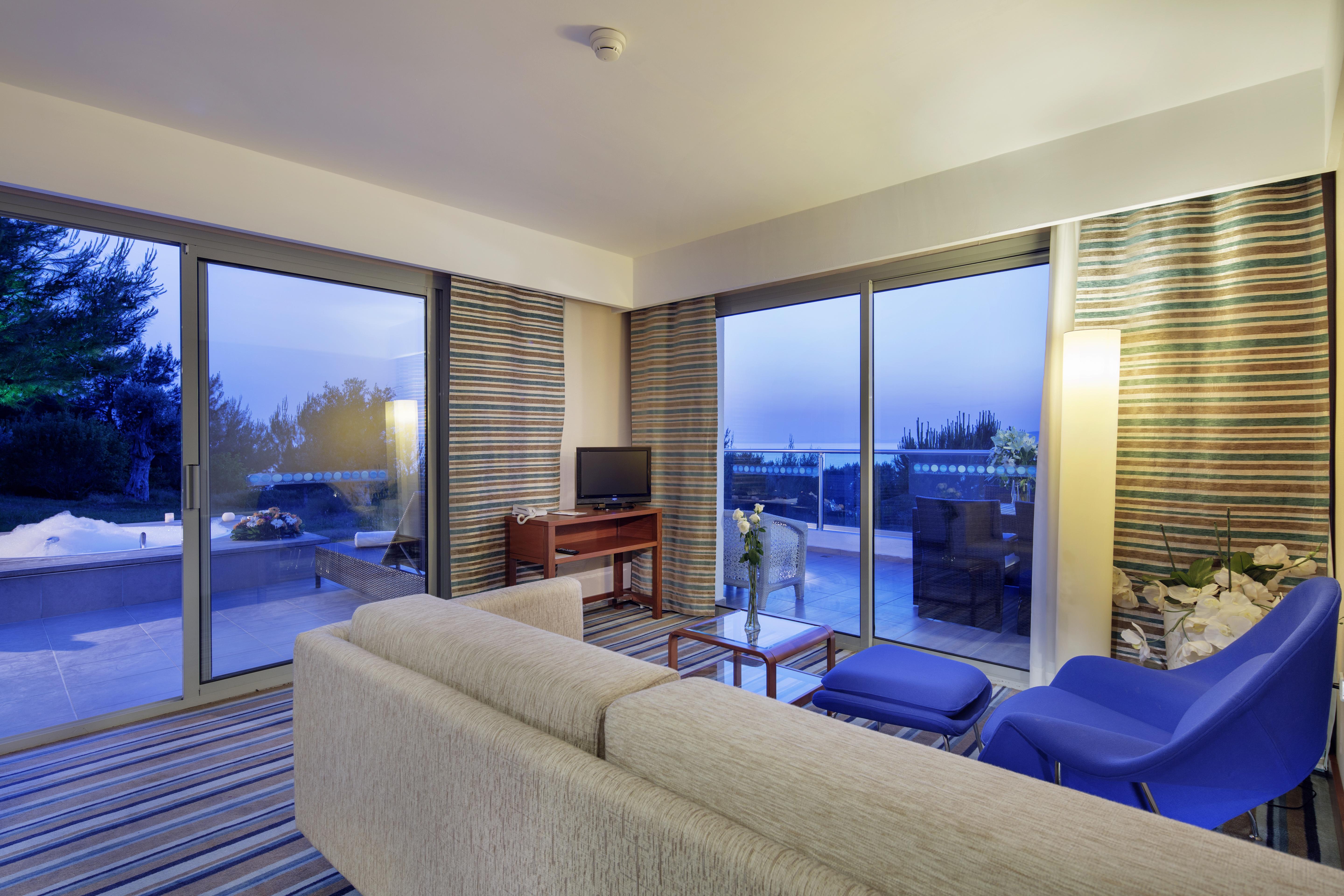 Pine Bay Holiday Resort Kusadası Exterior foto A suite at the Hilton Athens