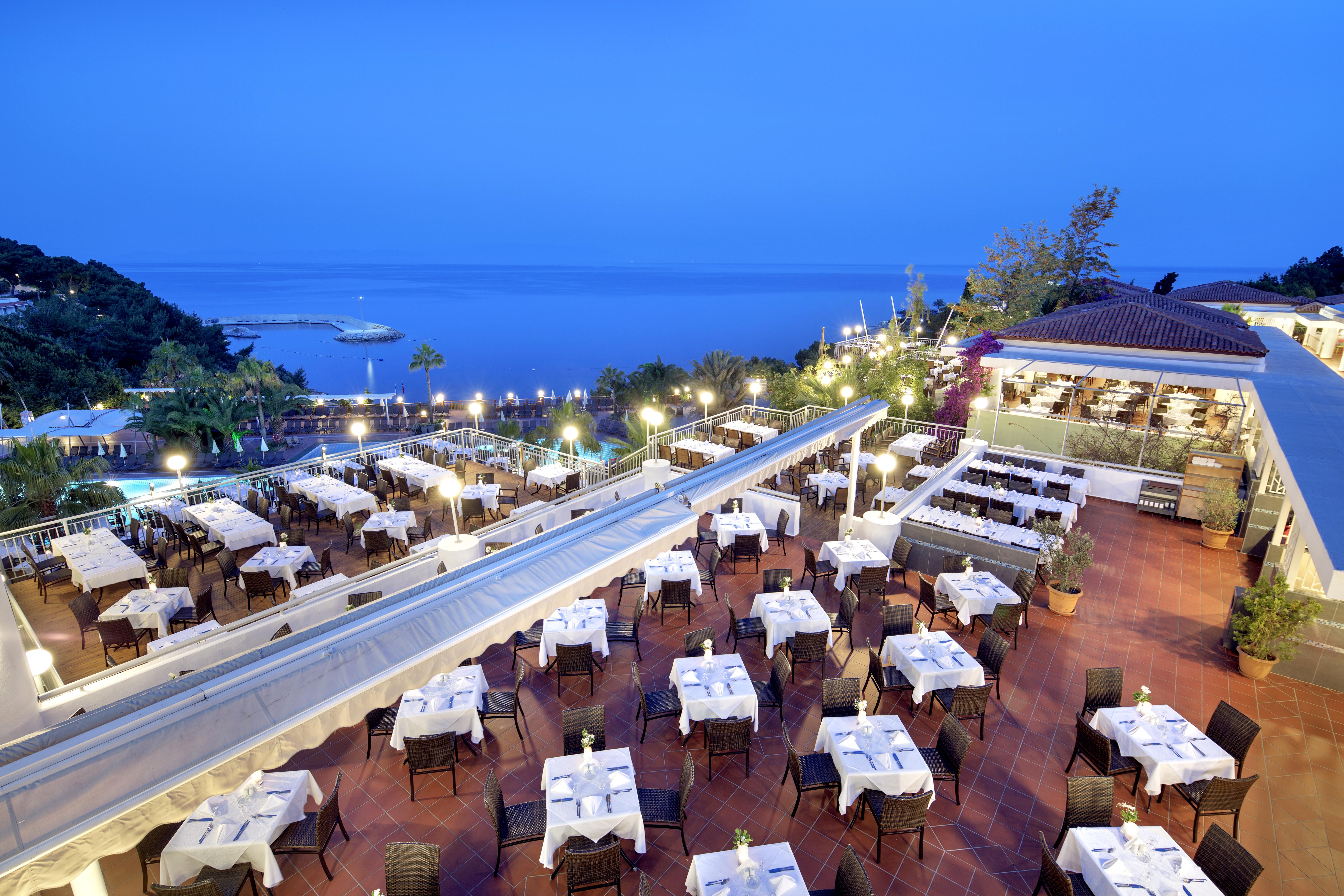 Pine Bay Holiday Resort Kusadası Exterior foto The restaurant at the Hotel Splendid