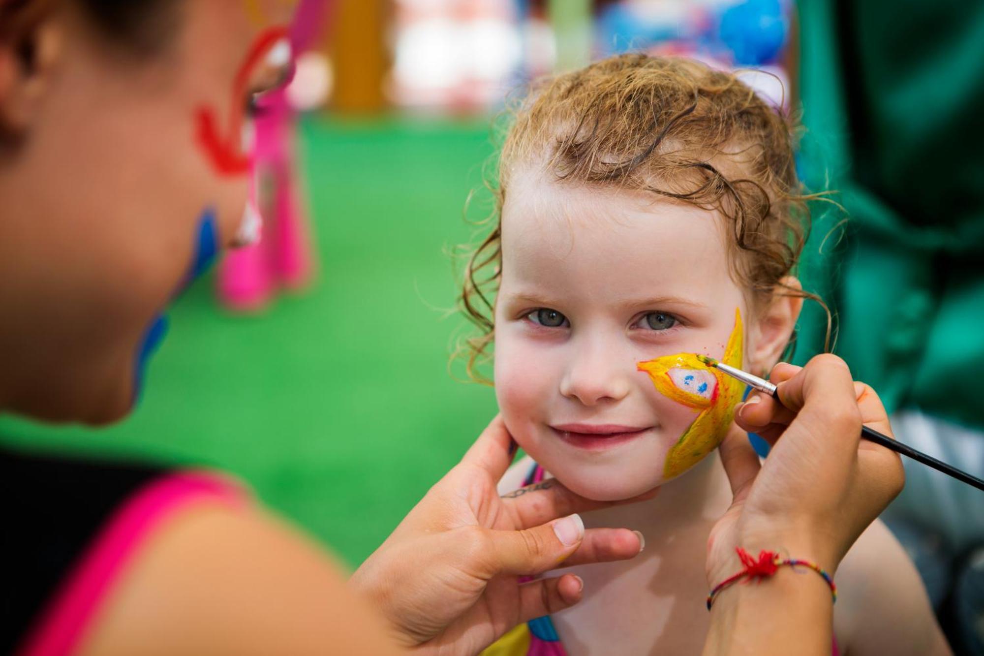 Pine Bay Holiday Resort Kusadası Exterior foto Child with face paint