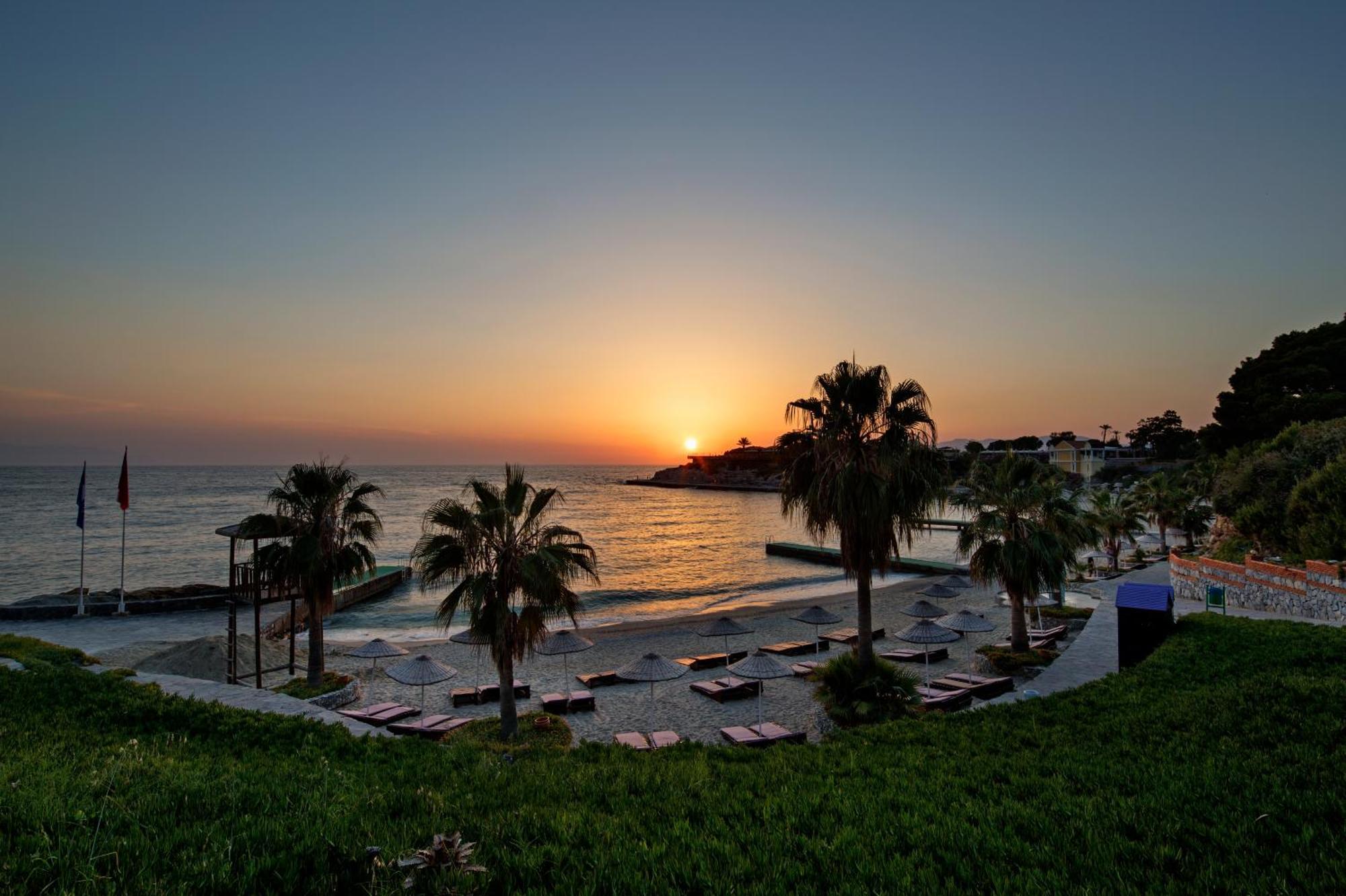 Pine Bay Holiday Resort Kusadası Exterior foto Sunset at the beach of Nikiti