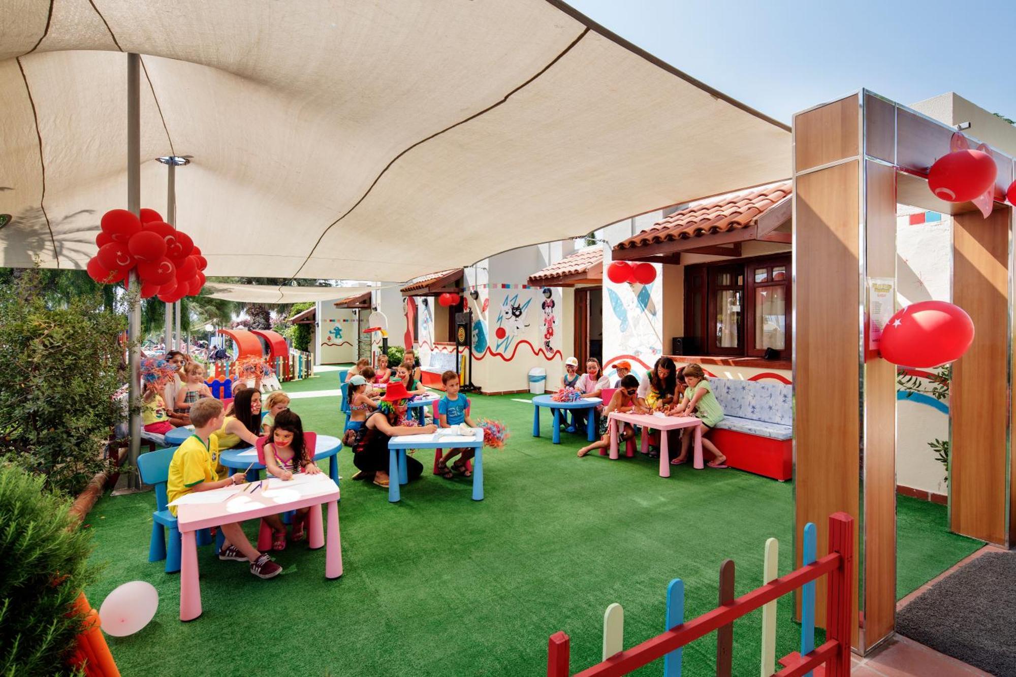 Pine Bay Holiday Resort Kusadası Exterior foto Club Med children's club
