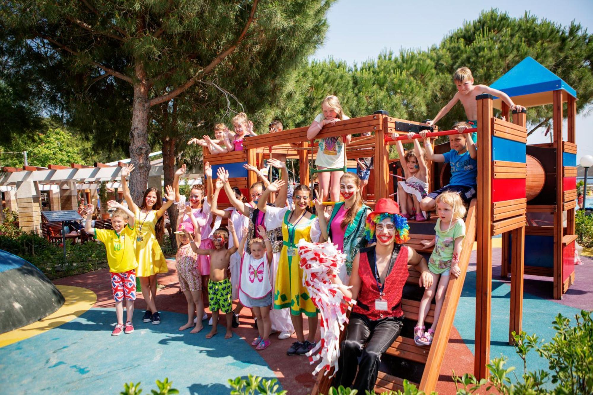Pine Bay Holiday Resort Kusadası Exterior foto Campanile Holiday Village