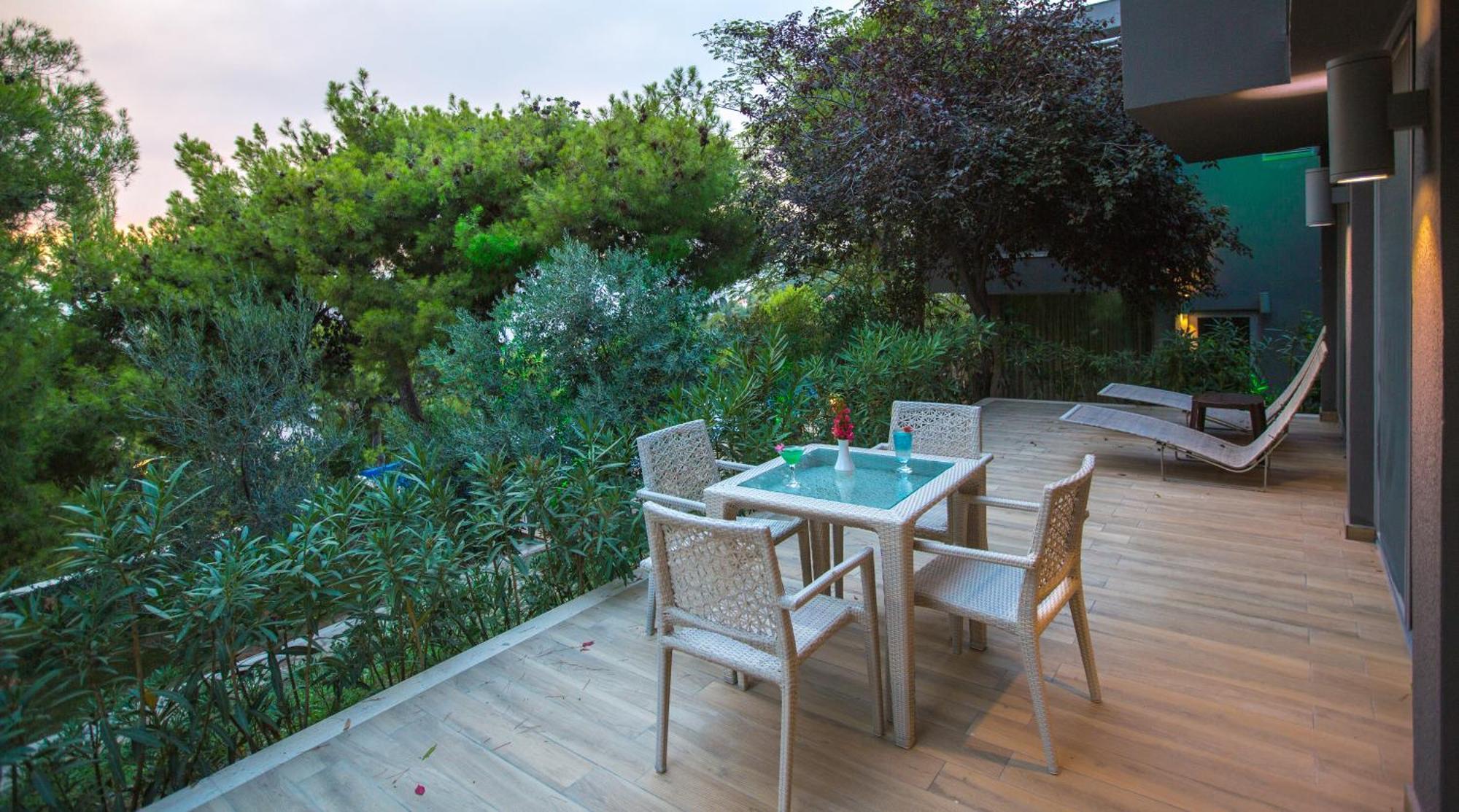 Pine Bay Holiday Resort Kusadası Quarto foto The terrace of a suite at the hotel