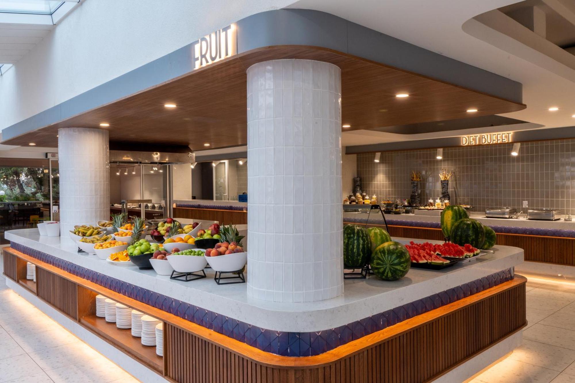 Pine Bay Holiday Resort Kusadası Exterior foto The Fruit counter at the buffet